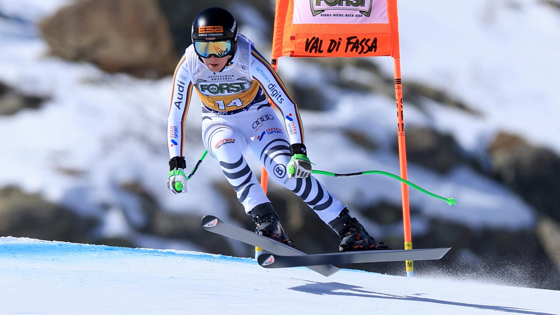 Kira Weidle rast beim Ski-Alpin-Weltcup der Frauen die Strecke hinunter.