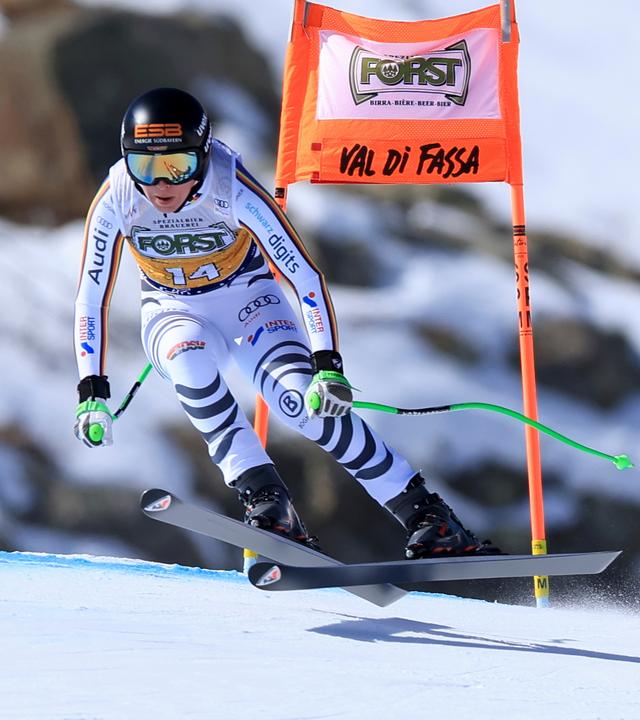 Kira Weidle rast beim Ski-Alpin-Weltcup der Frauen die Strecke hinunter.