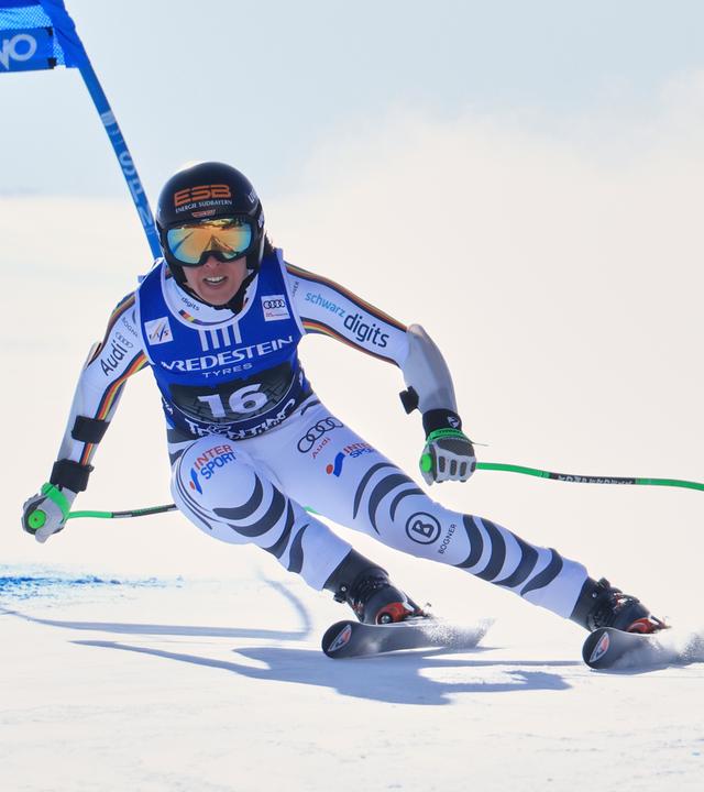 Kira Weidle Winkelmann rast beim Super-G der Frauen die Piste hinunter in Val di Fassa, Italien, 8. März 2026.