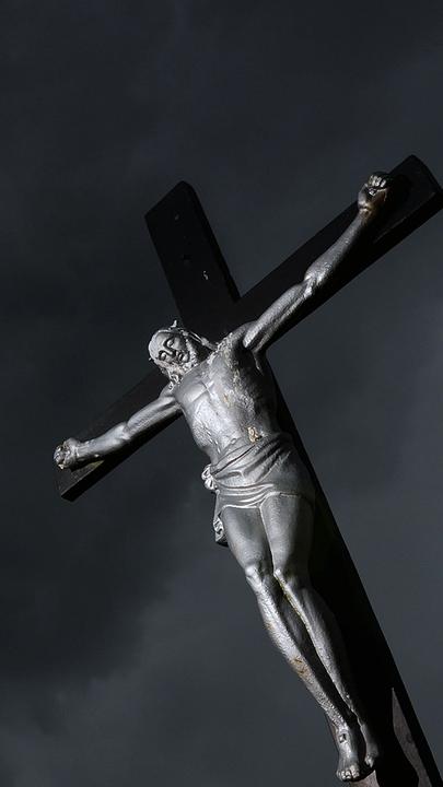 Archiv: Kruzifix vor Gewitterwolken, aufgenommen am 24.07.2013