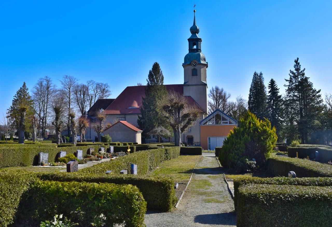 Die evangelische Kirche Großröhrsdorf , Blick von Norden über den Friedhof zur Kirche