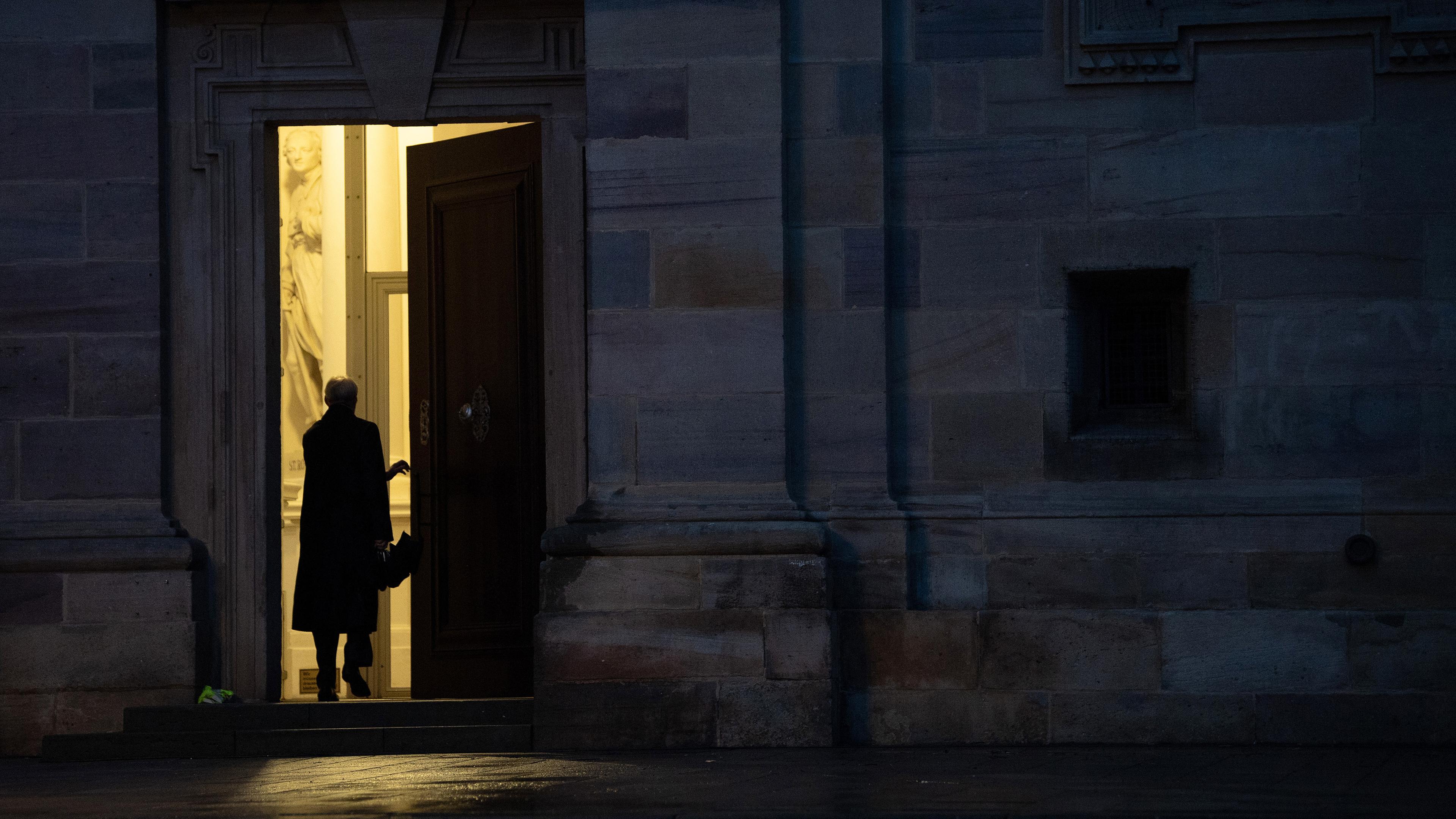 Ein Mann betritt den Dom zu Fulda, aufgenommen am 28.09.2022