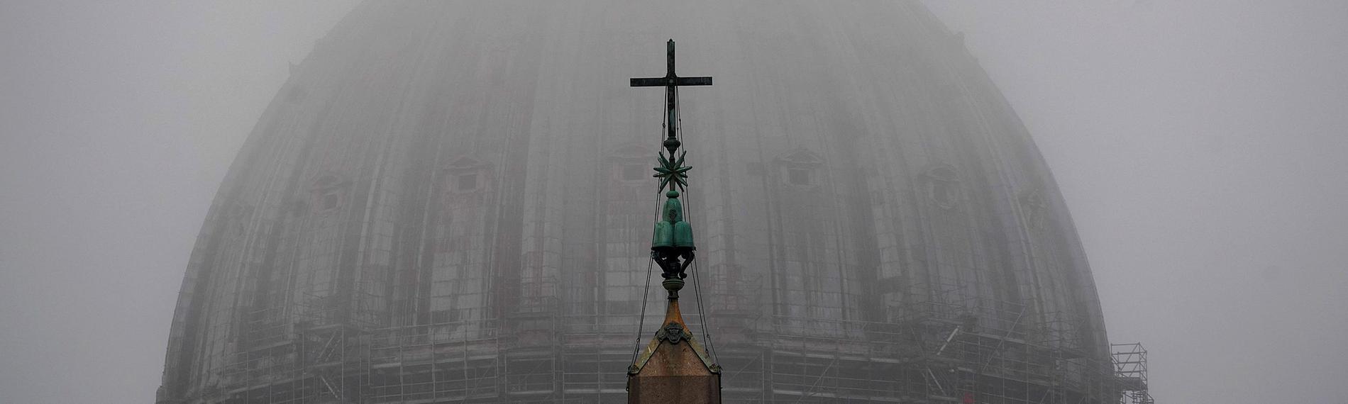 Nebelschwaden ziehen über die Kuppel des Petersdoms in Rom (Italien) aufgenommen am 19.02.2020