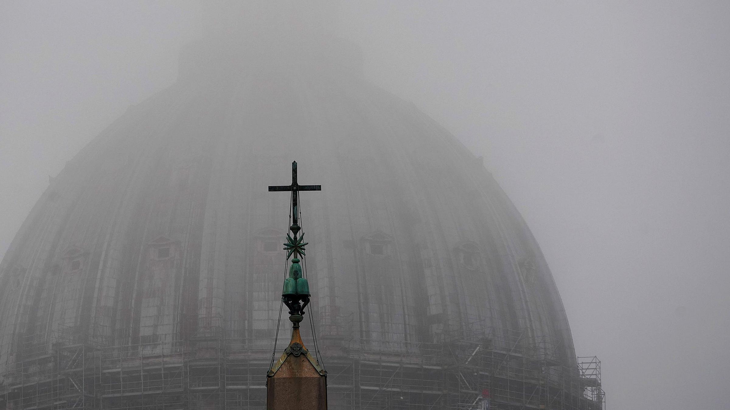 Nebelschwaden ziehen über die Kuppel des Petersdoms in Rom (Italien) aufgenommen am 19.02.2020
