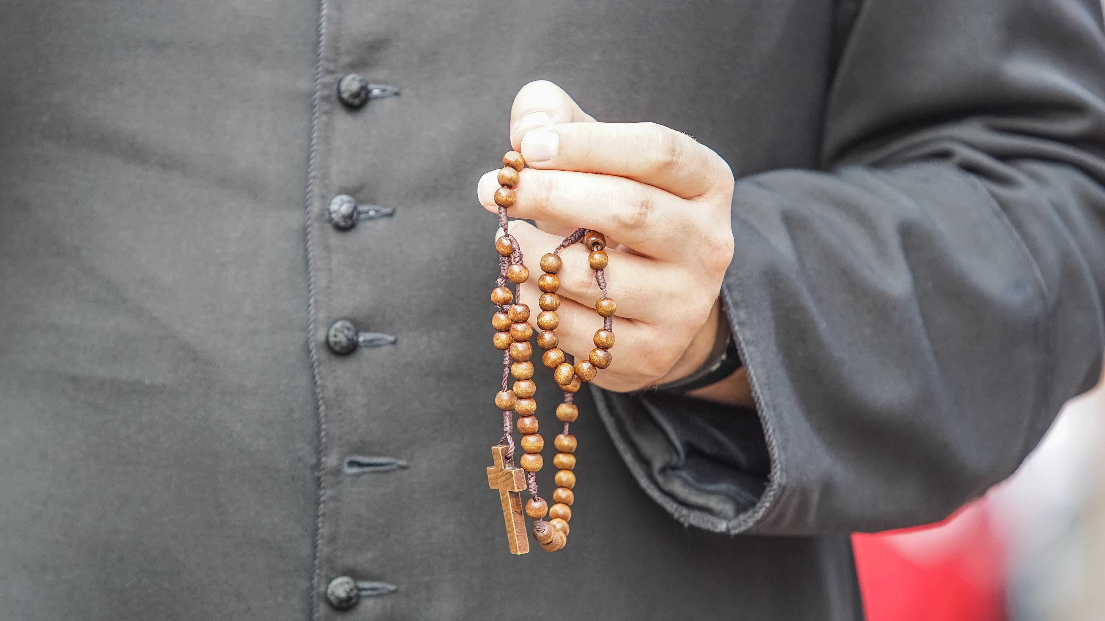 Ein katholischer Priester mit einem Rosenkranz in der Hand ist am 18.06.2023 in Danzig, Polen, zu sehen. 