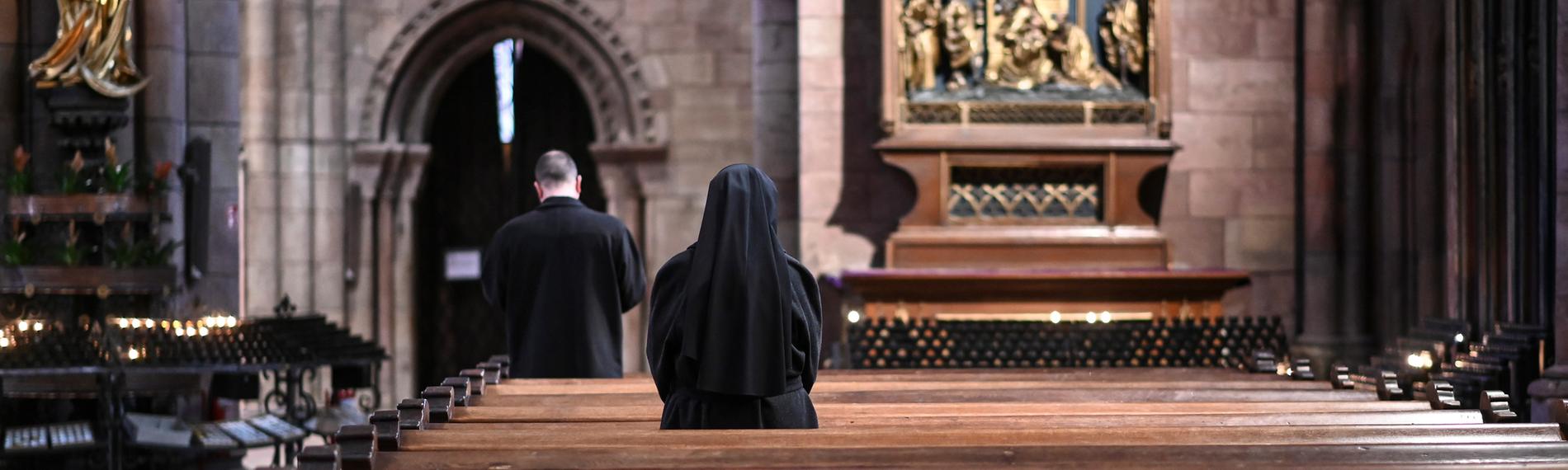 Archiv: Eine Nonne verfolgt den katholischen Gottesdienst im Münster, aufgenommen am 15.03.2020