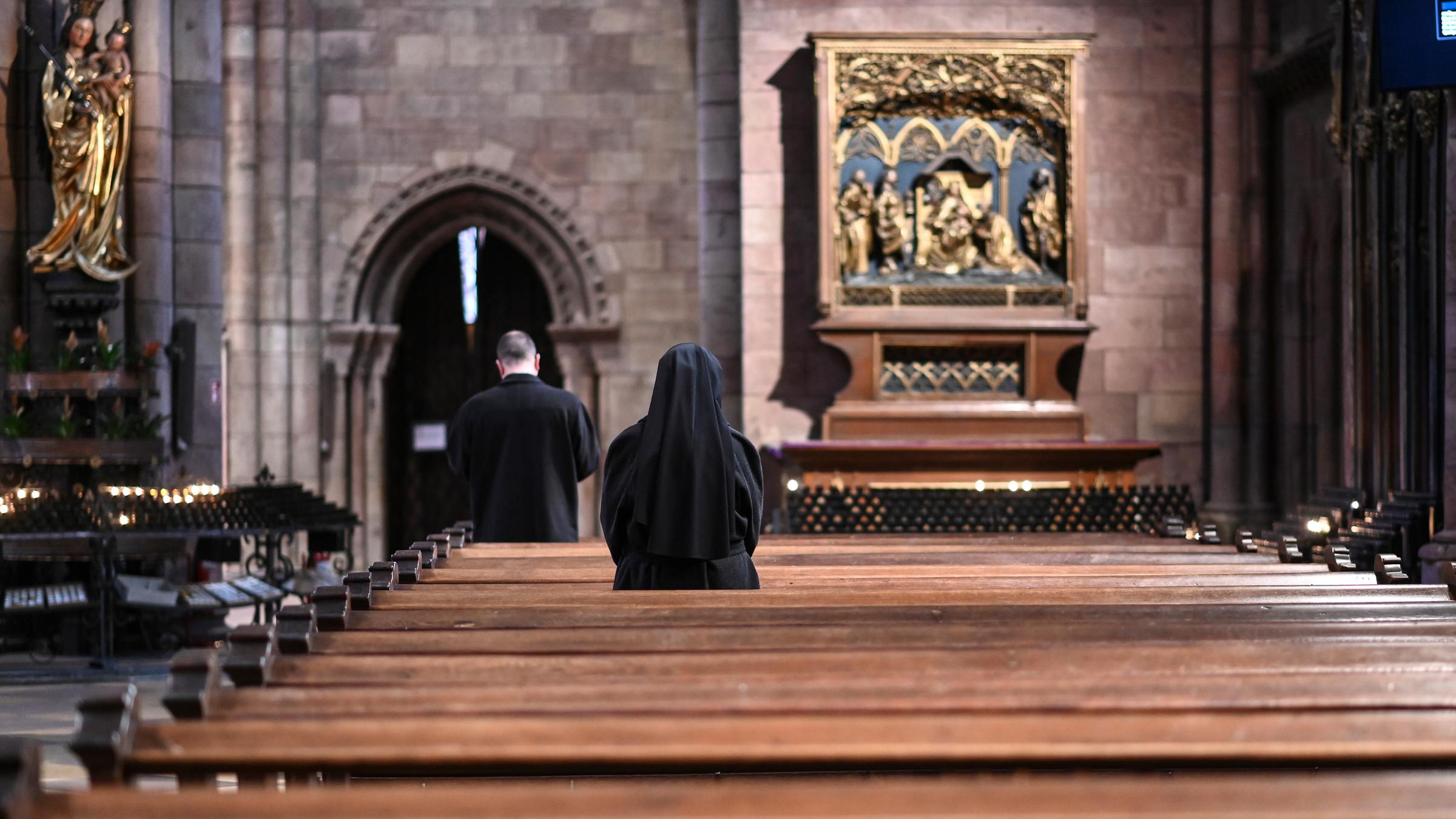 Archiv: Eine Nonne verfolgt den katholischen Gottesdienst im Münster, aufgenommen am 15.03.2020