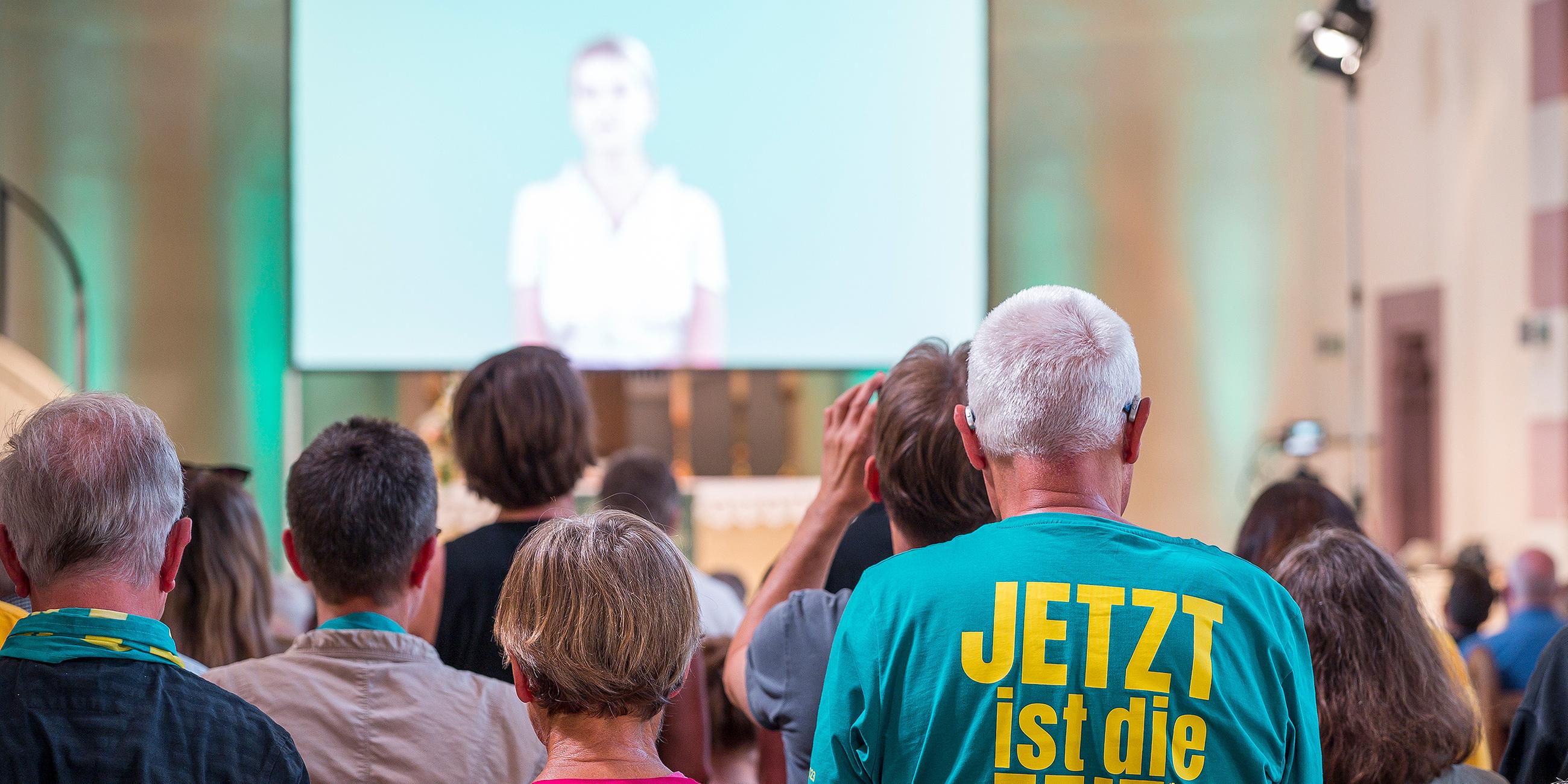 Besucher und Besucherinnen während des KI erstellten Gottesdiensts auf dem Kirchentag in Fürth