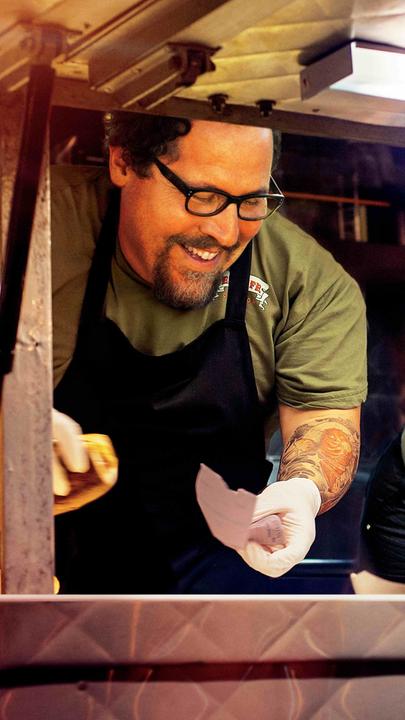 Percy (Emjay Anthony, l.), Martin (John Leguizamo, 2.v.l.), Carl (Jon Favreau, 2.v.r.) und Carls Ex-Frau Inez (Sofía Vergara)