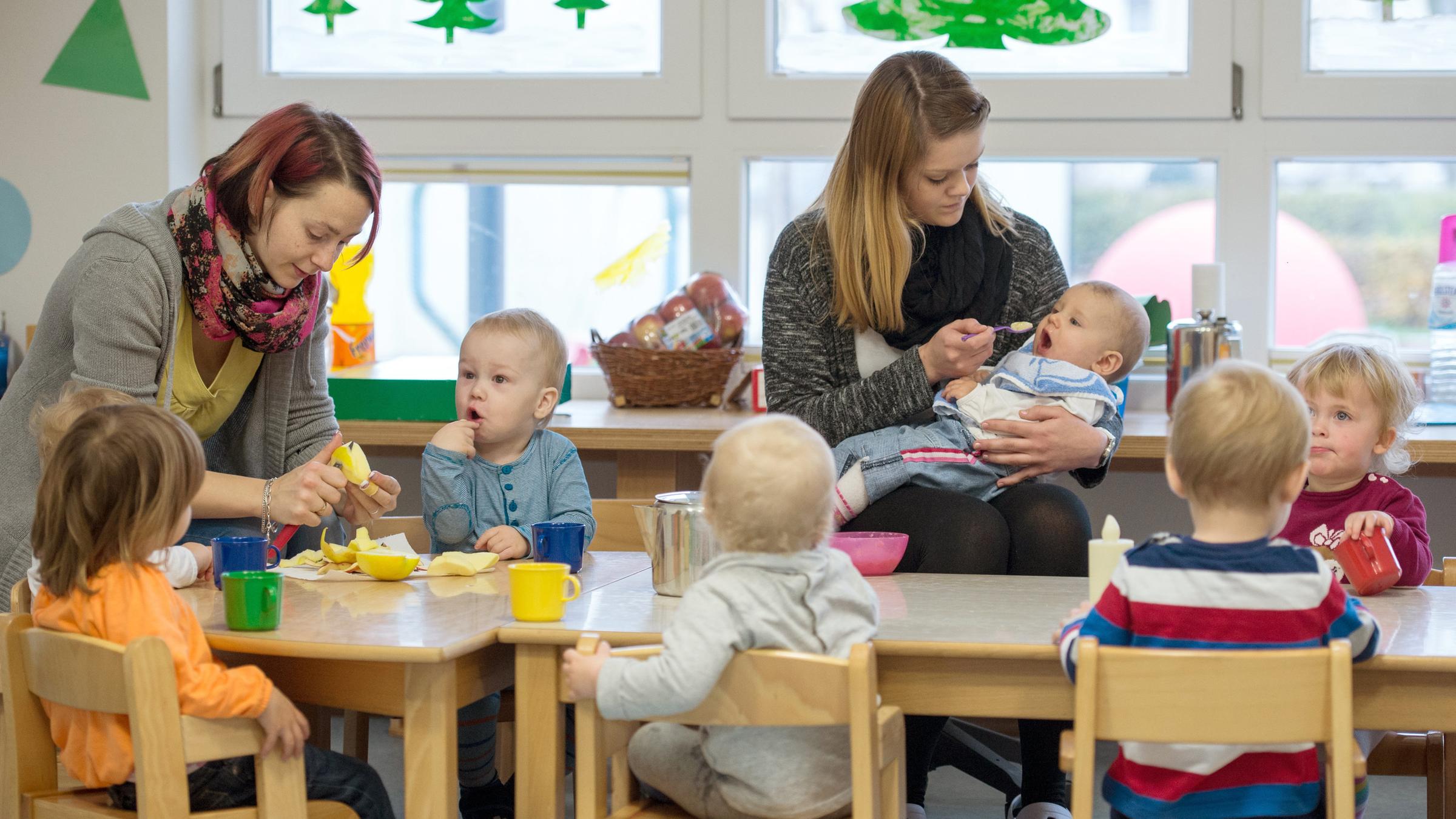 Die kleinsten Kinder eines Kindergartens  in Brandenburg sitzen beim Essen