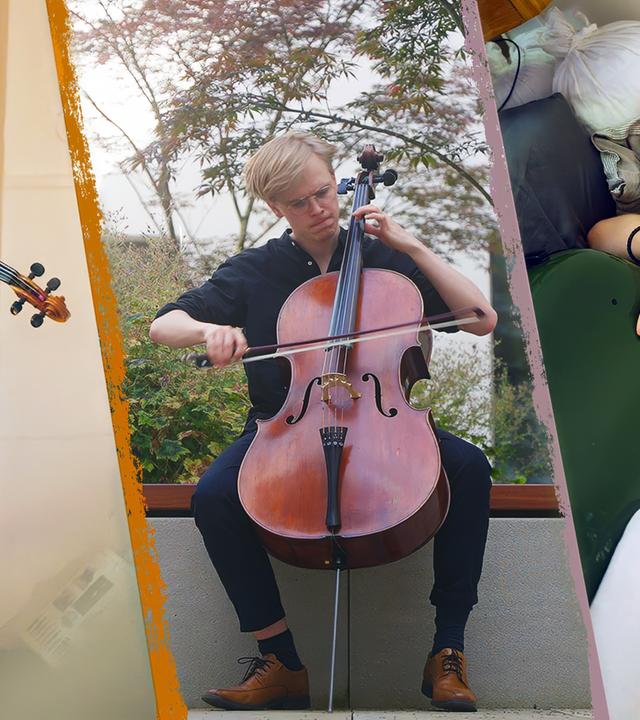 Eine Collage aus drei Musikern mit verschiedenen Instrumenten. Eine Geigerin, spielt in ihrem Zimmer, ein Cellist spielt draußen in der Natur und der Dritte liegt im Bett und umarmt sein Cello.