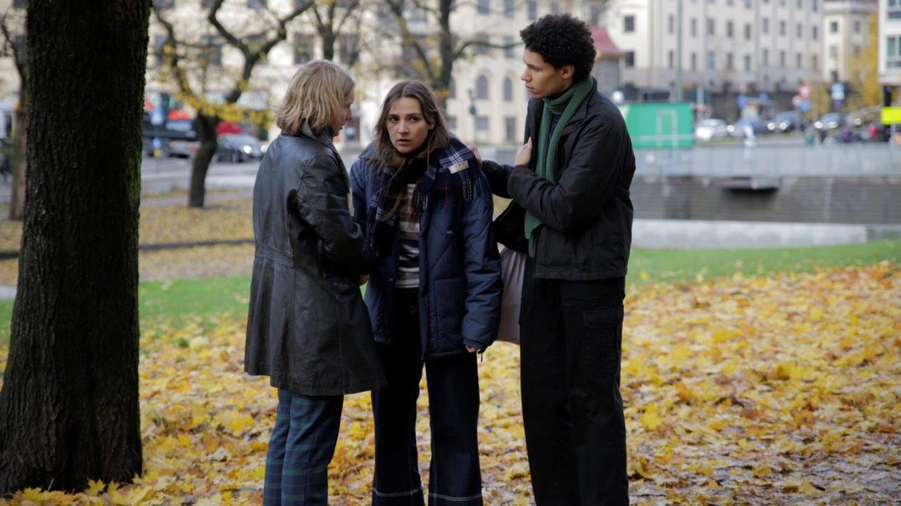 "About Saturday": Klara (Darin Hagi) wird von ihren Freunden gestützt.