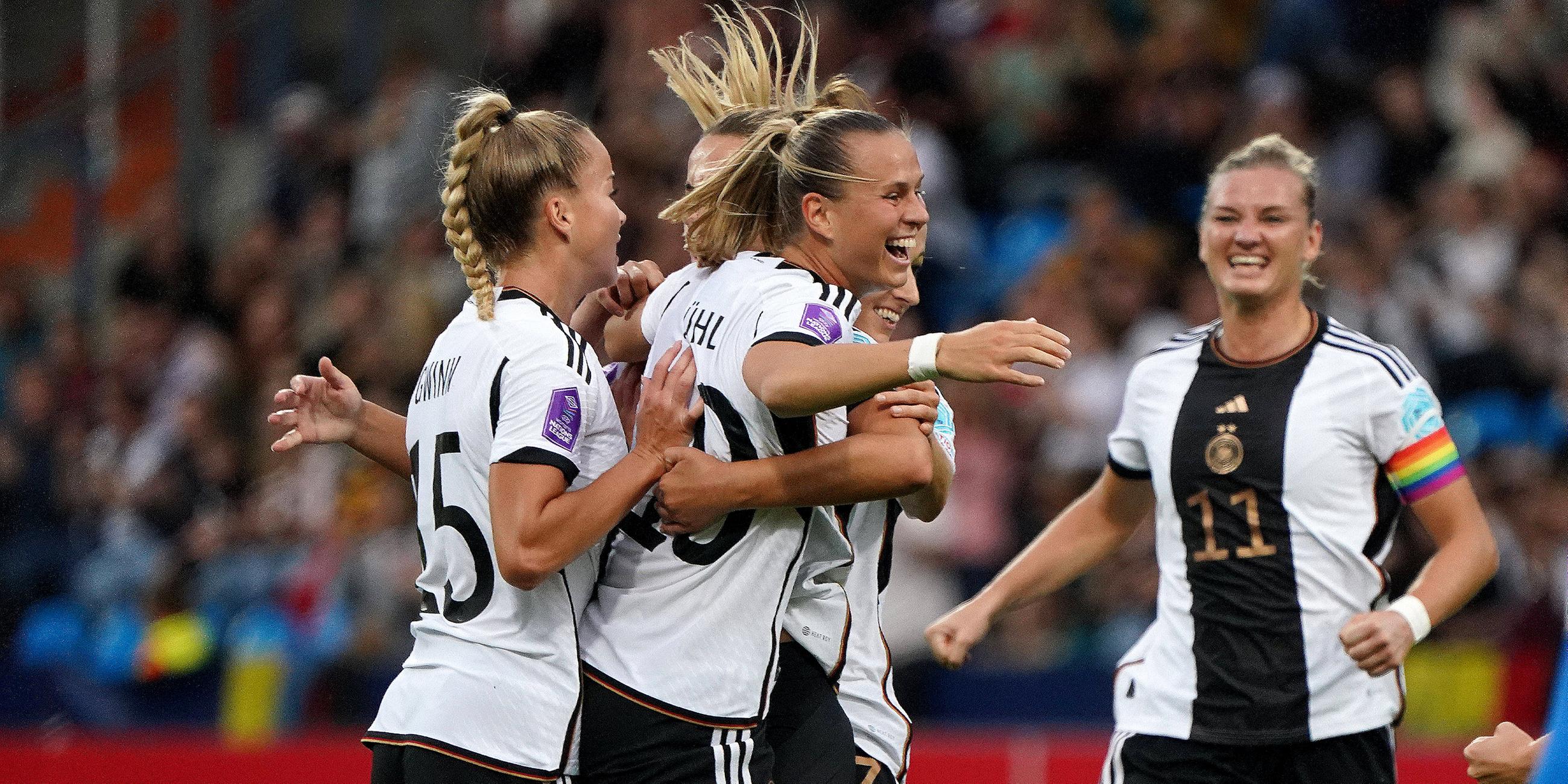 Klara Bühl jubelt mit ihren Mitspielerinnen zum 1:0 beim Nations League Spiel gegen Island am 26.09.2023.