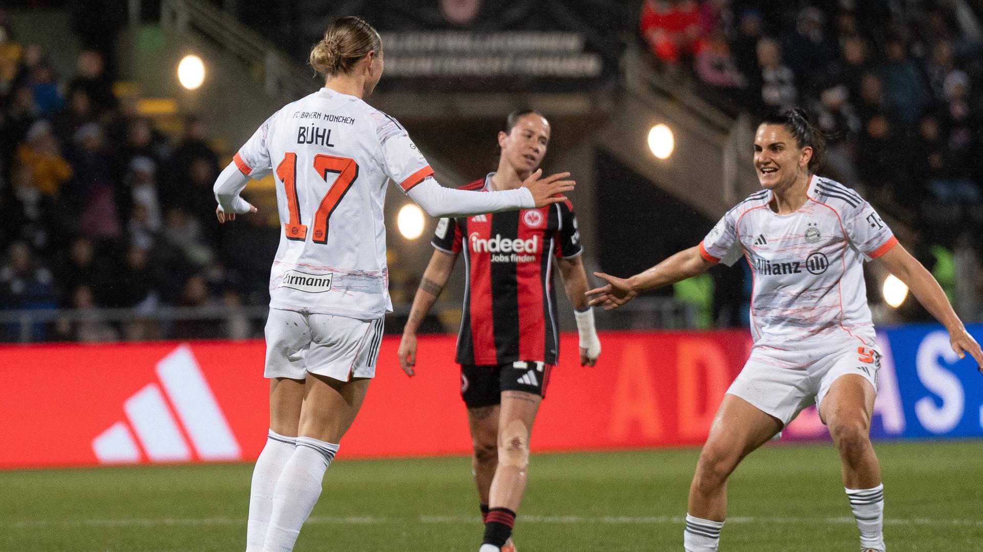 Klara Bühl (FC Bayern München, 17) und Jovana Damnjanović (FC Bayern München, 9) jubeln.