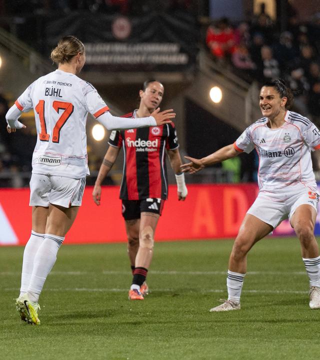 Klara Bühl (FC Bayern München, 17) und Jovana Damnjanović (FC Bayern München, 9) jubeln.