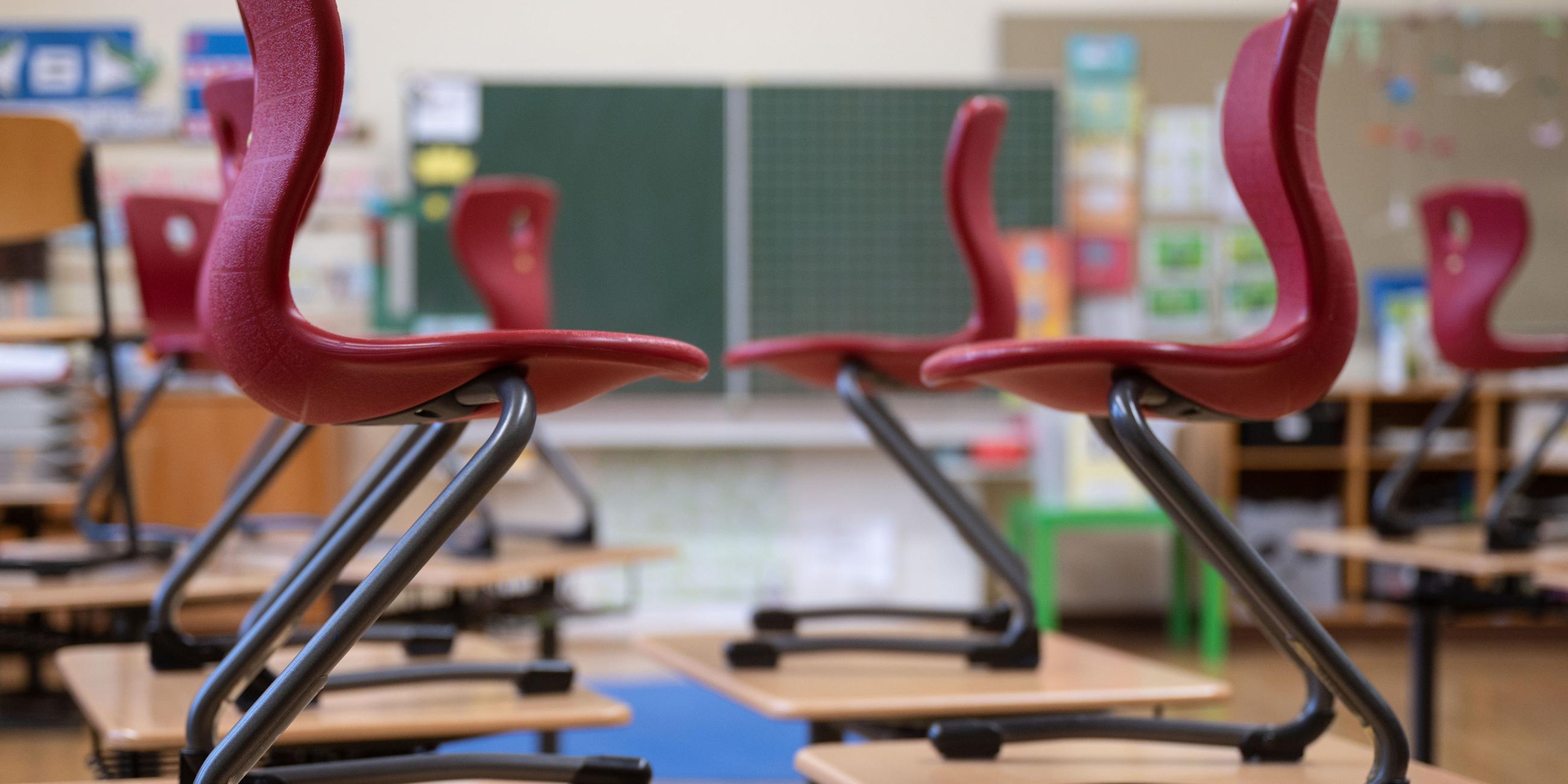 Stühle stehen in einem Klassenzimmer einer Grundschule auf Tischen