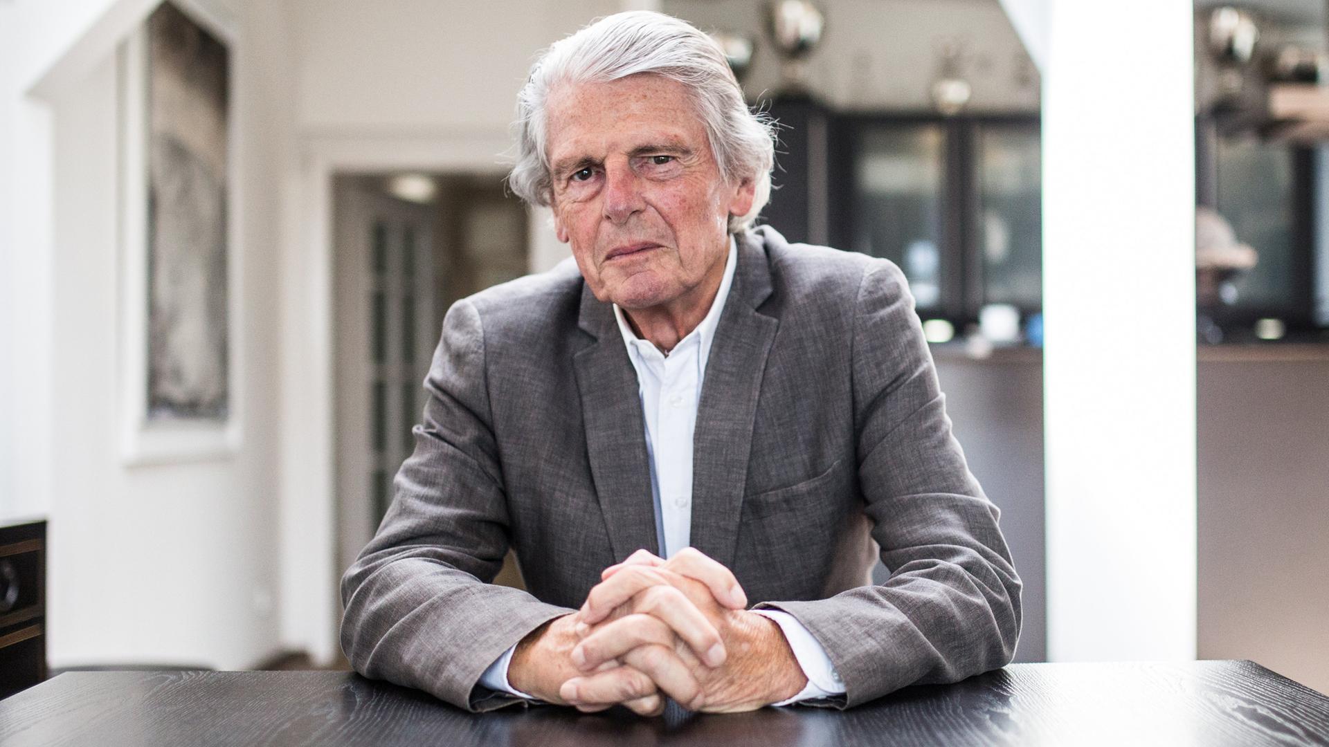 Der ehemalige Chefredakteur des ZDF Klaus Bresser am 05.07.2016 in seiner Wohnung in Berlin.
