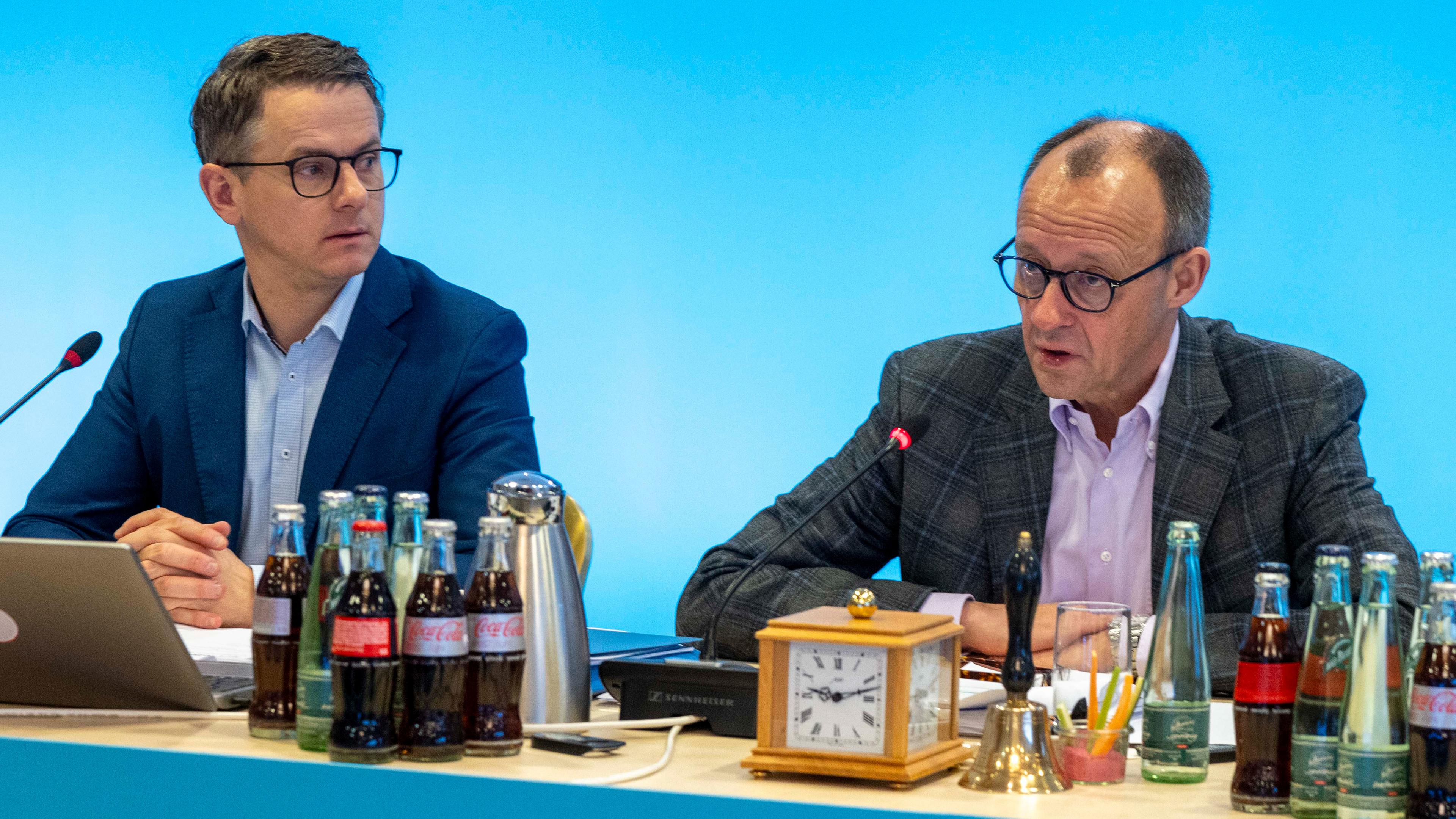 Baden-Württemberg, Heidelberg: Carsten Linnemann (l-r), CDU-Generalsekretär, und Friedrich Merz, Parteivorsitzender der CDU, sprechen bei der Klausurtagung CDU-Bundesvorstand.