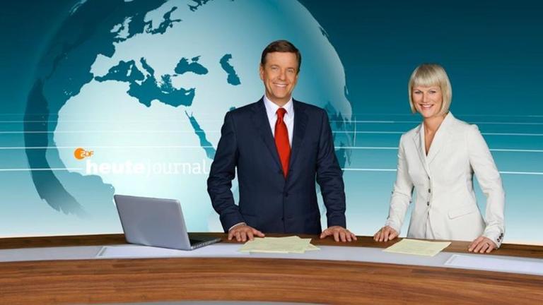 Claus Kleber und Gundula Gause im Studio des heute-journals