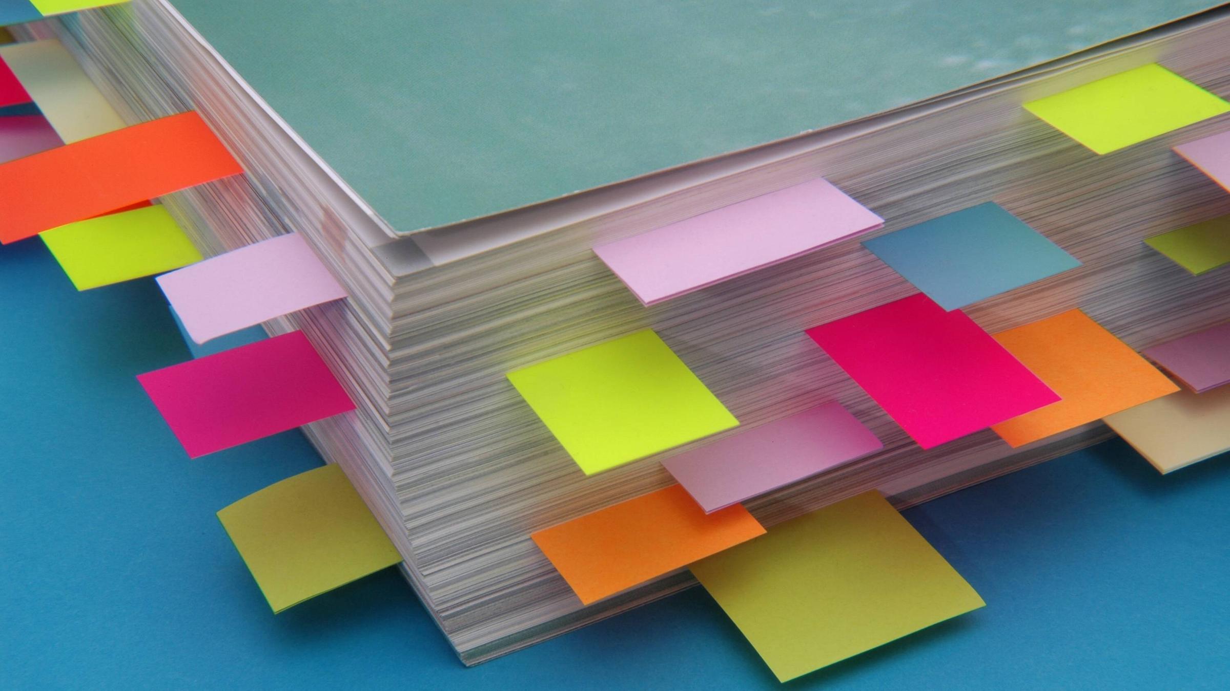 Zettel kleben in einem Buch als Lesezeichen