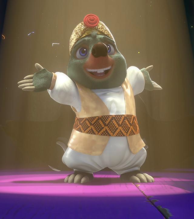 Moley steht auf einer Bühne. Er wird von einem Scheinwerferlicht angestrahlt und posiert stolz und glücklich in seinem neuen Outfit.