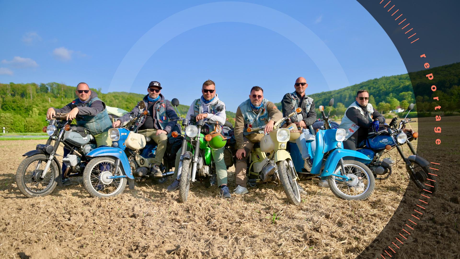 Gruppenfoto: Sechs Mitglieder der Simson-Clique posieren mit ihren Simsons auf einem Acker.