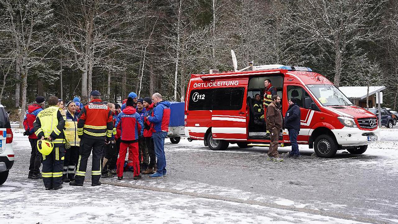 Einsatzkräfte der Feuerwehr stehen in der Nähe der Stelle, an der ein Kleinflugzeug im Bayerischen Wald abgestürzt ist, aufgenommen am 29.03.2023