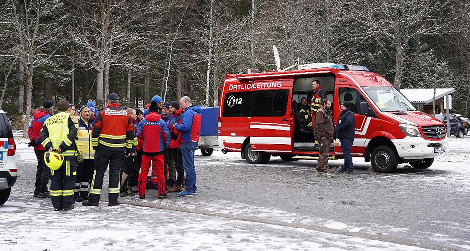 Einsatzkräfte der Feuerwehr stehen in der Nähe der Stelle, an der ein Kleinflugzeug im Bayerischen Wald abgestürzt ist, aufgenommen am 29.03.2023