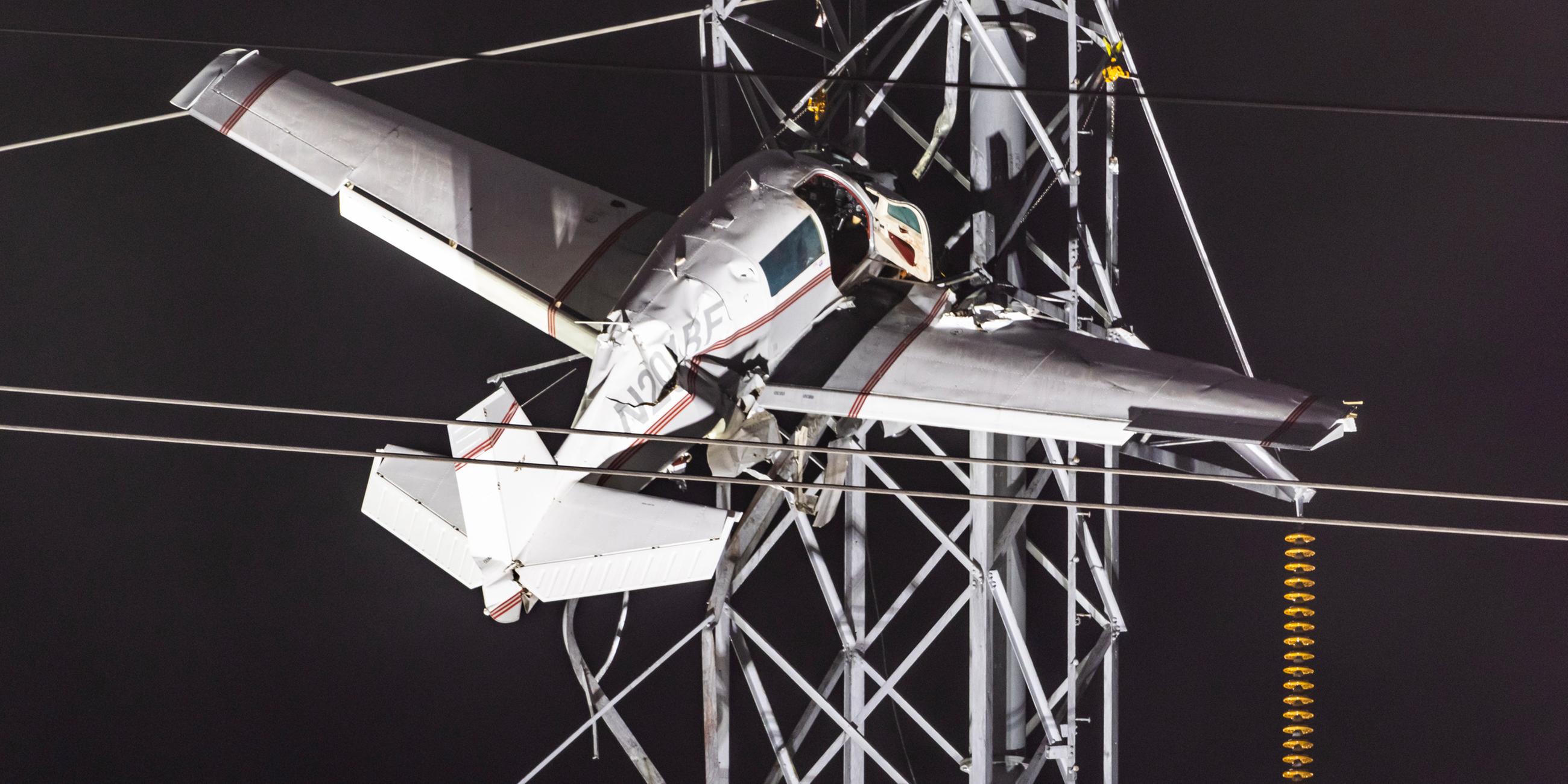 Ein Kleinflugzeug stürzt in Maryland in eine Stromleitung