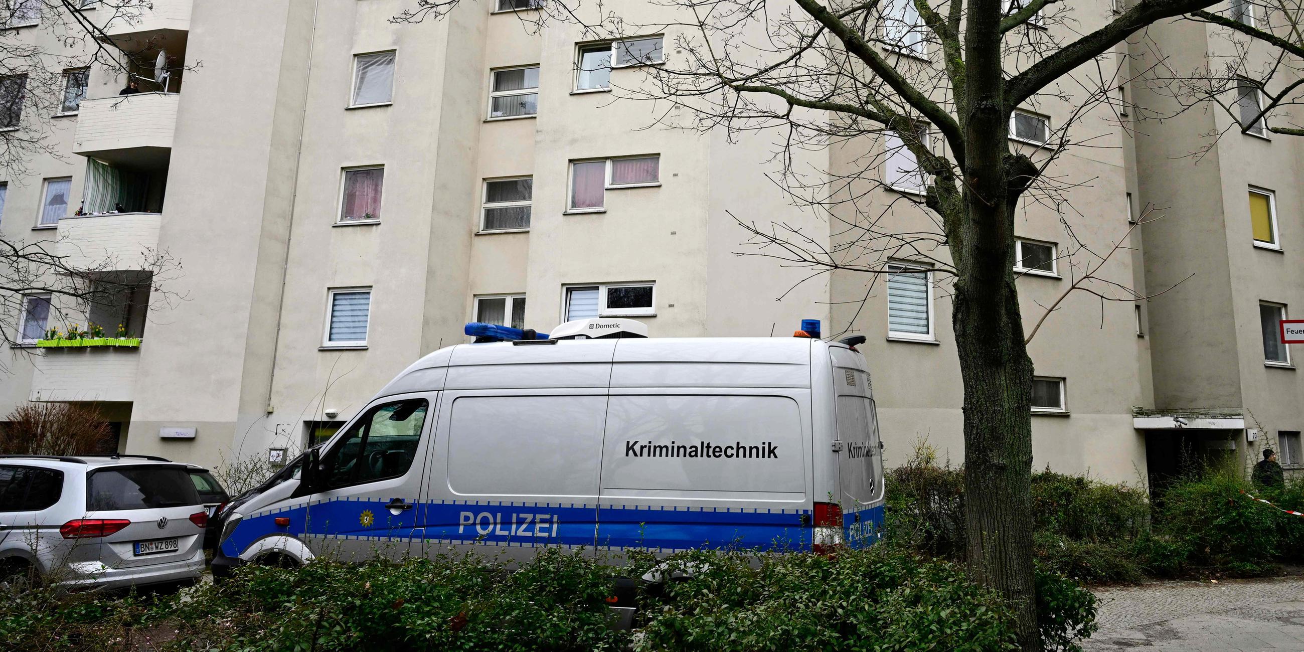 Ein Polizeiauto steht vor dem Wohnhaus von Daniela  Klette, aufgenommen am 27.02.2024