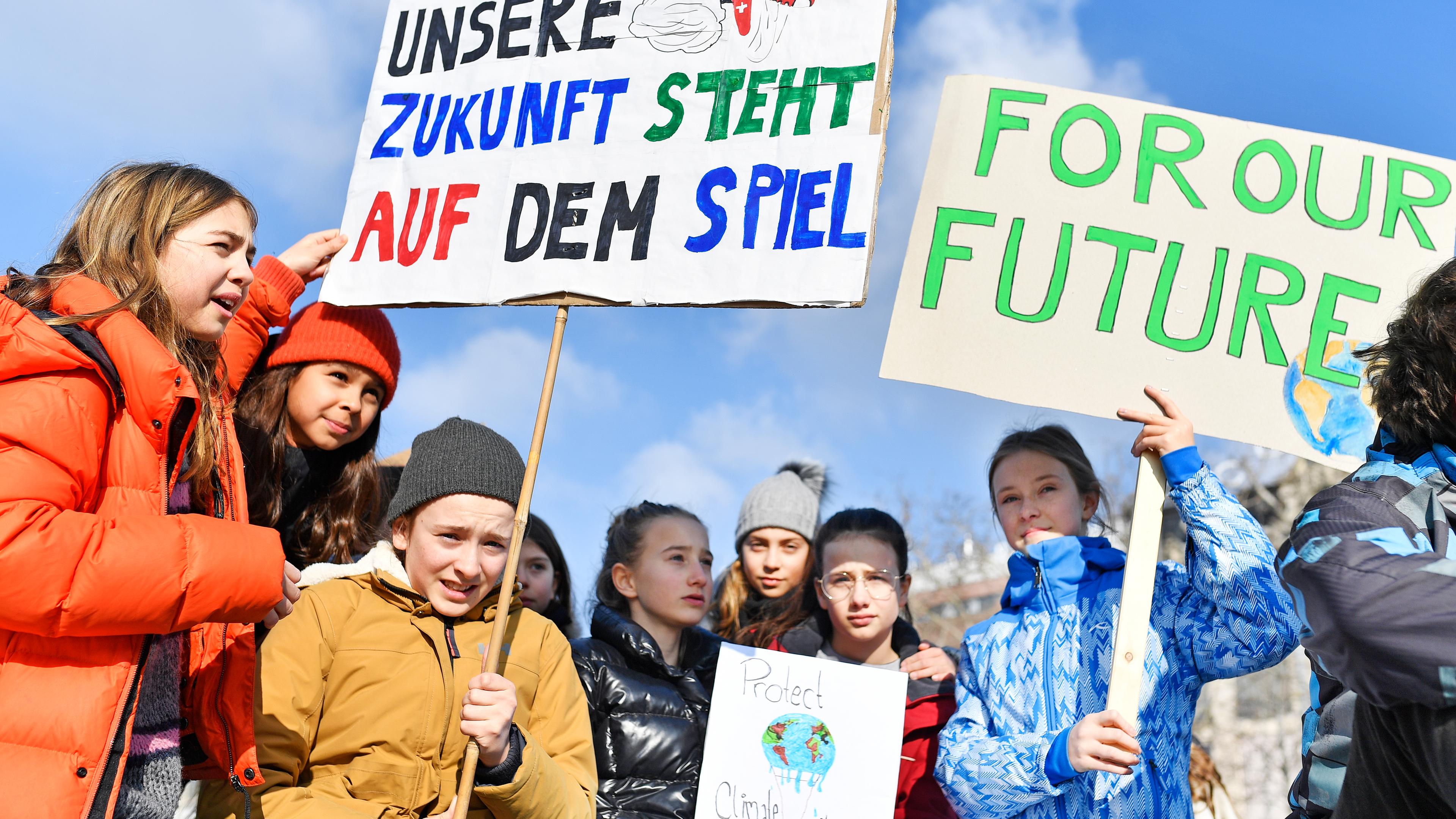 Solidaritätssitzstreik von Schülern und Schülerinnen auf dem Zürcher Sechselaeutenplatz.
