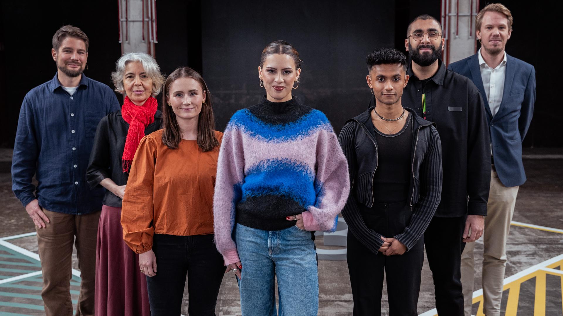 Salwa Houmsi steht mit ihren sechs Gästen auf dem 13-Fragen-Spielfeld.