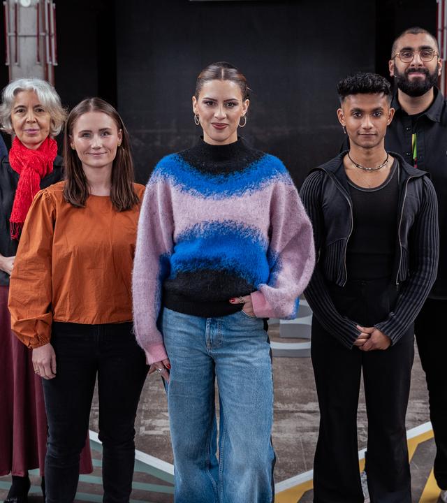 Salwa Houmsi steht mit ihren sechs Gästen auf dem 13-Fragen-Spielfeld.