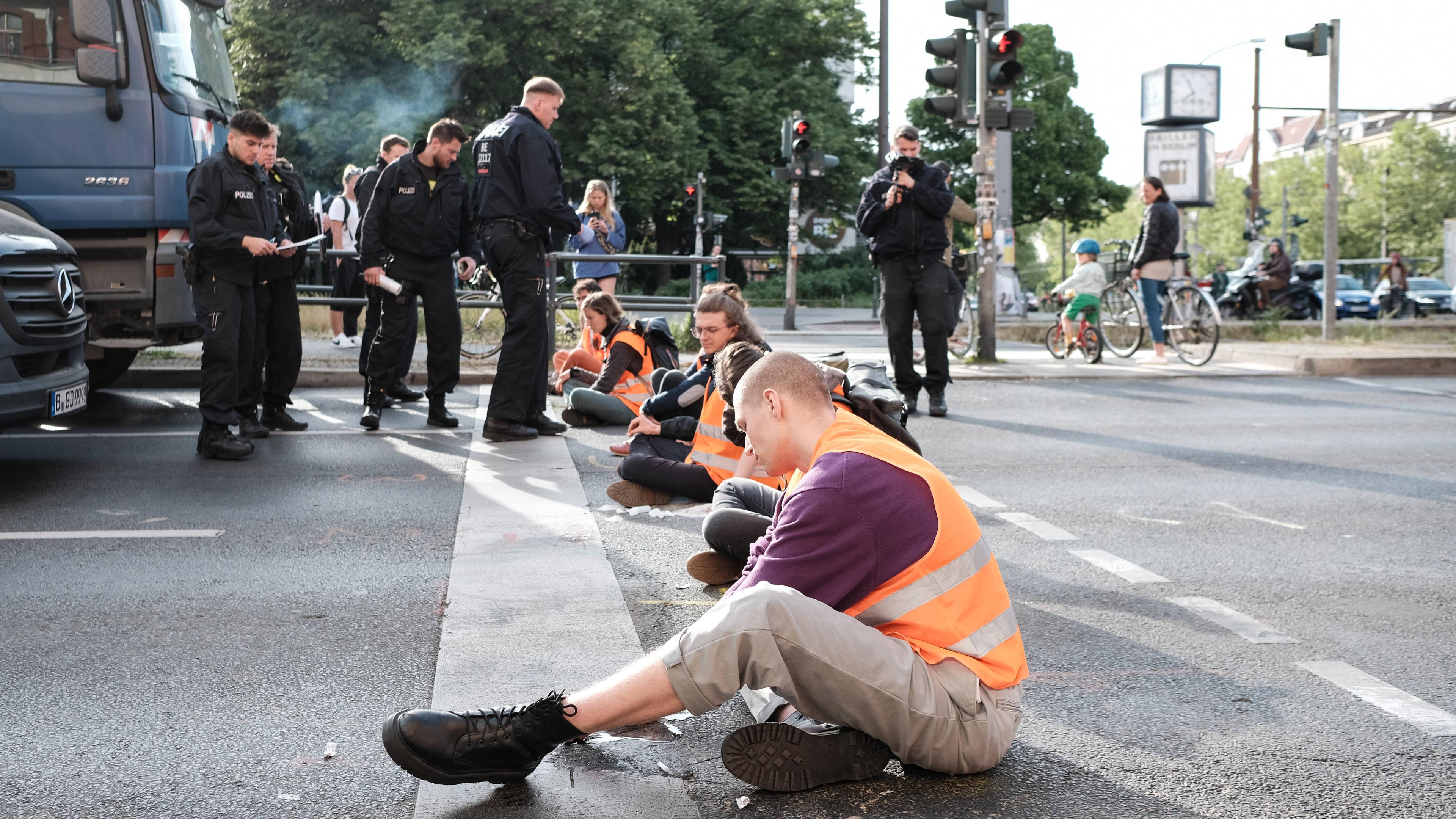 Aktivisten der "Letzten Generation" haben sich auf einer Straße in Berlin festgeklebt.