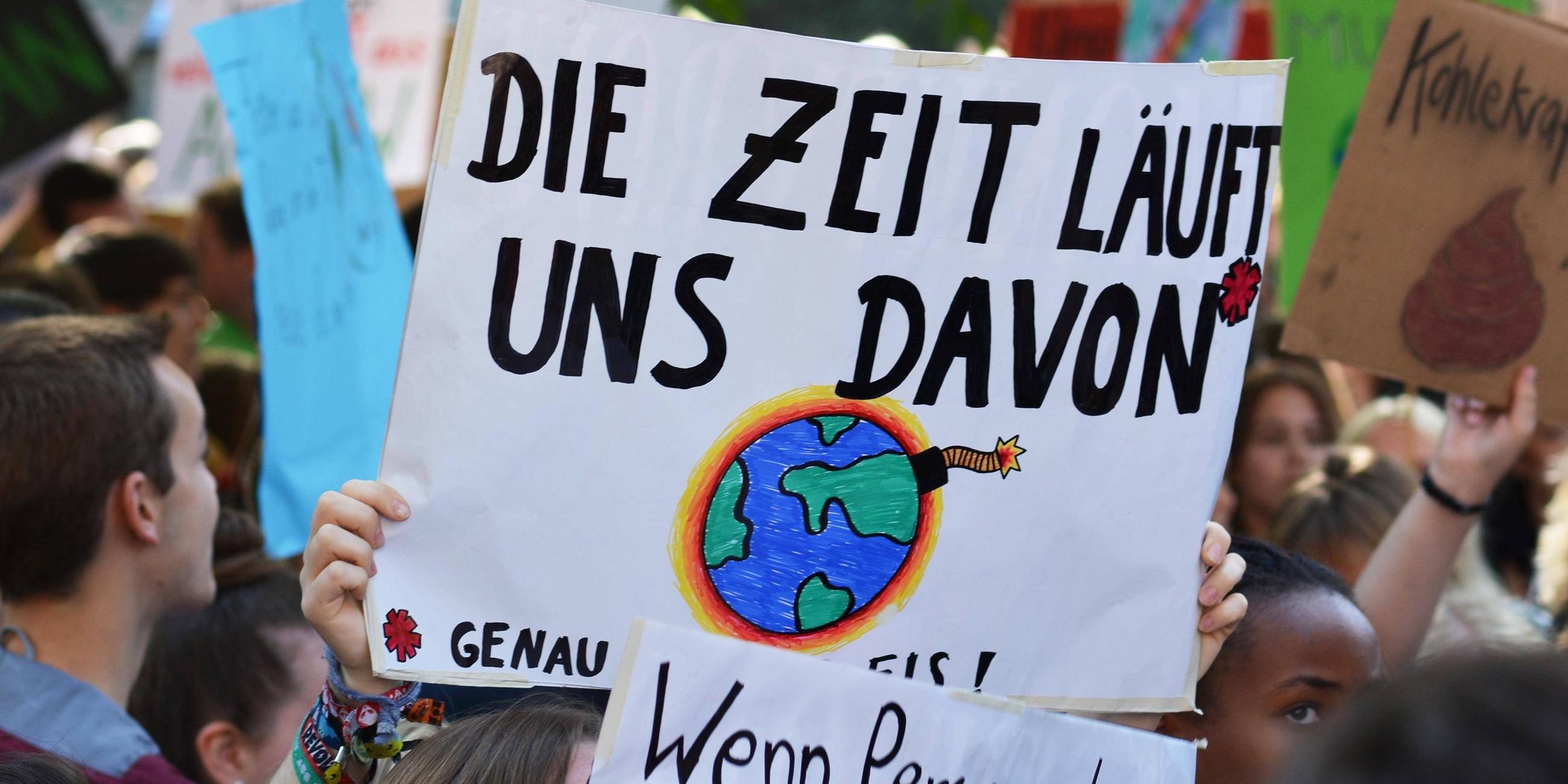 Banner bei einer Klima-Demonstration von "Fridays for Future"