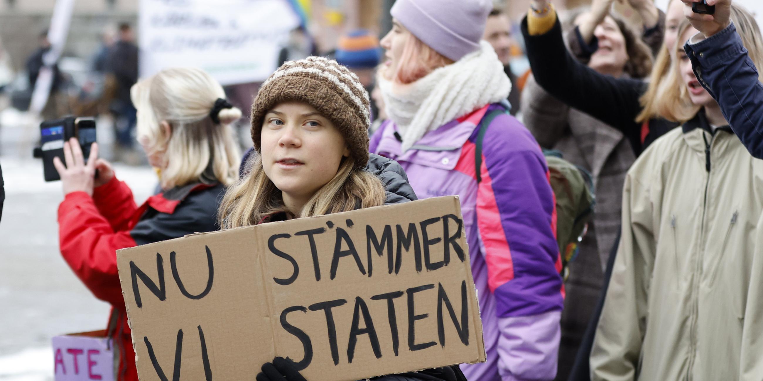 Greta Thunberg, Klimaaktivistin aus Schweden, nimmt an einer Demonstration der Jugendorganisation Auroras teil. Auf dem Demonstrationsschild, das Thunberg nach oben hält, steht auf Schwedisch: "Jetzt verklagen wir den Staat".