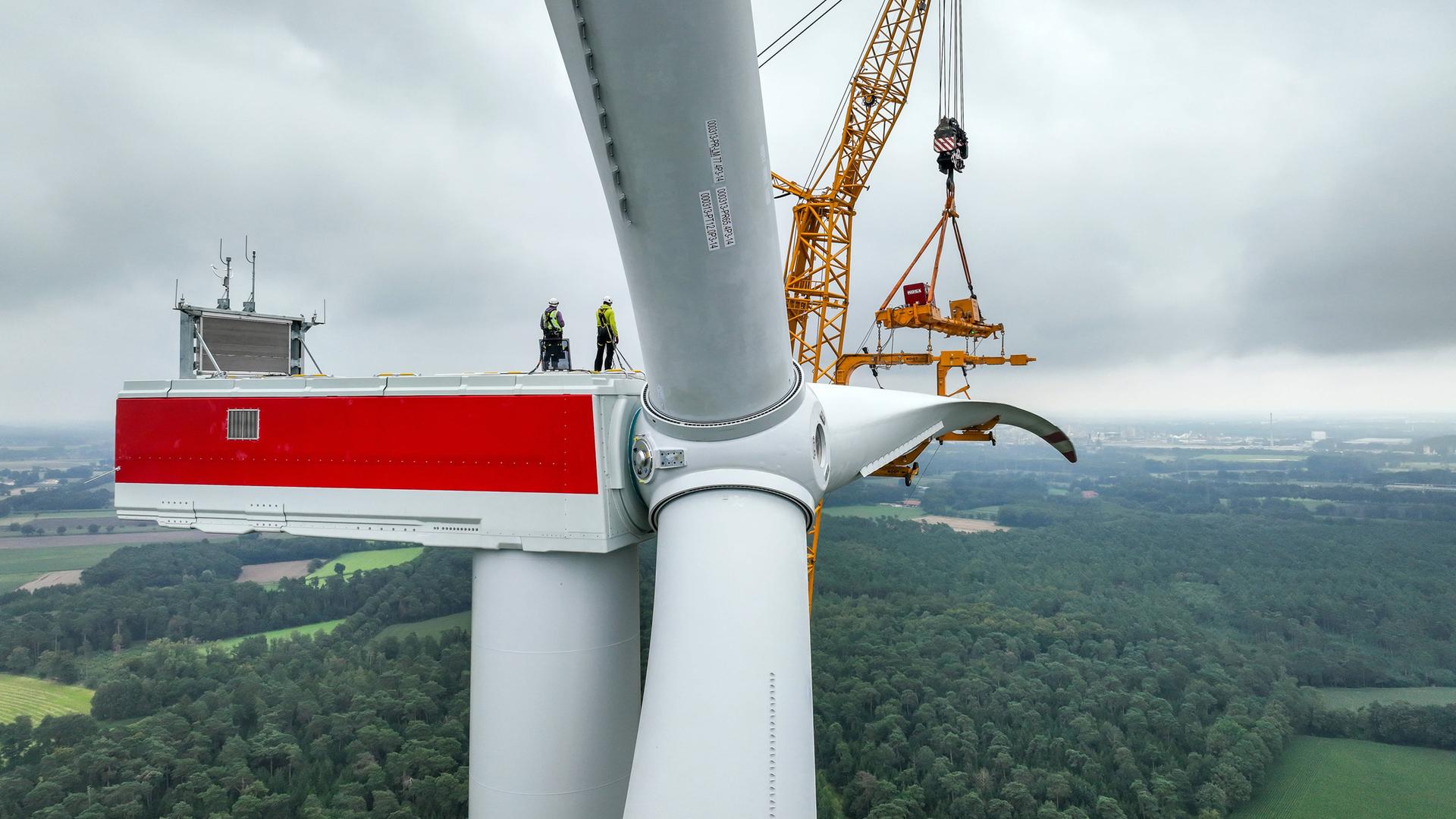 Ein Windrad wird aufgebaut