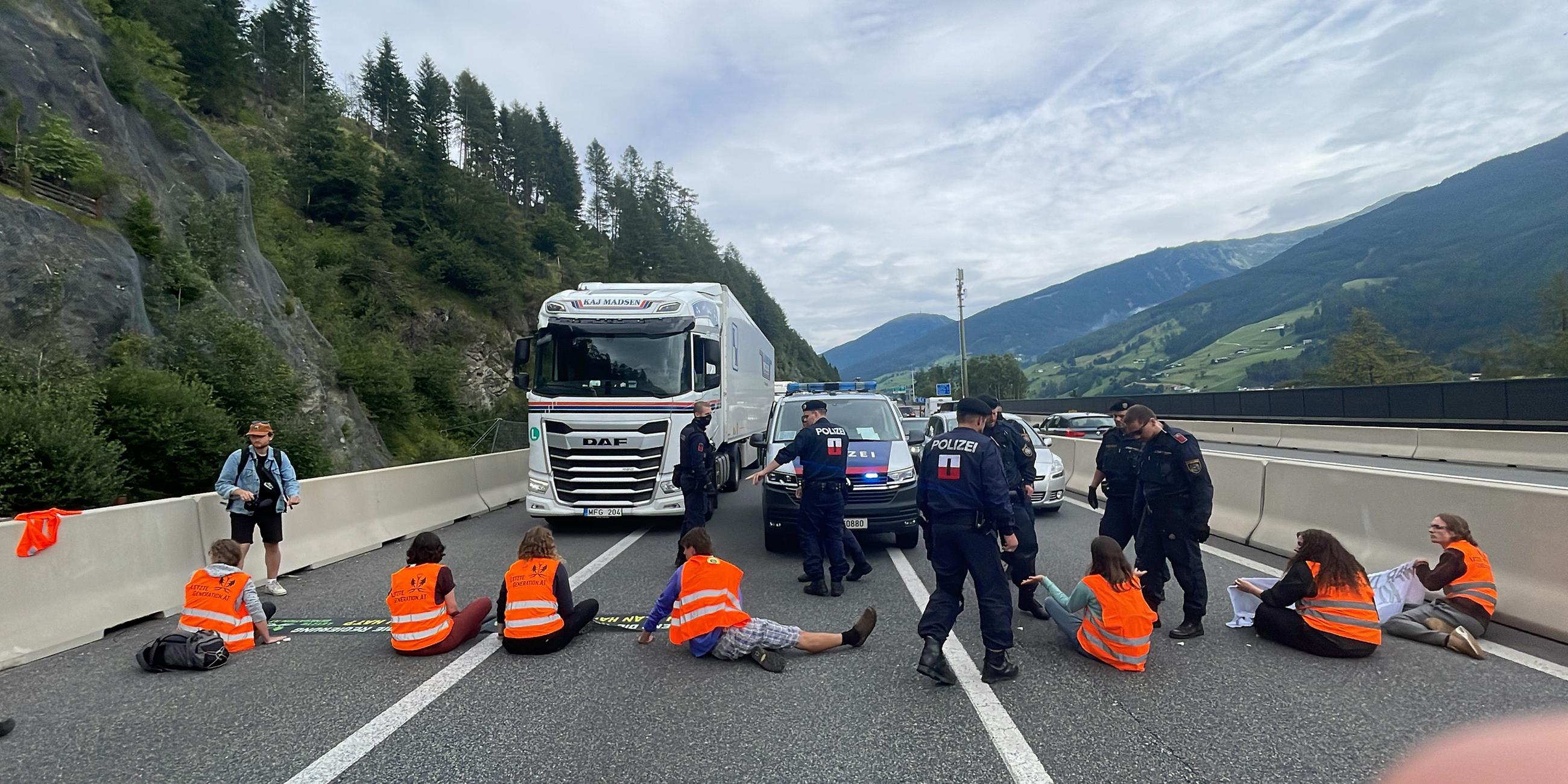 Österreich, Matrei am Brenner: Klimaaktivisten der Gruppierung "Letzte Generation" blockieren die Brennerautobahn (A13) in Tirol nahe Matrei am Brenner.