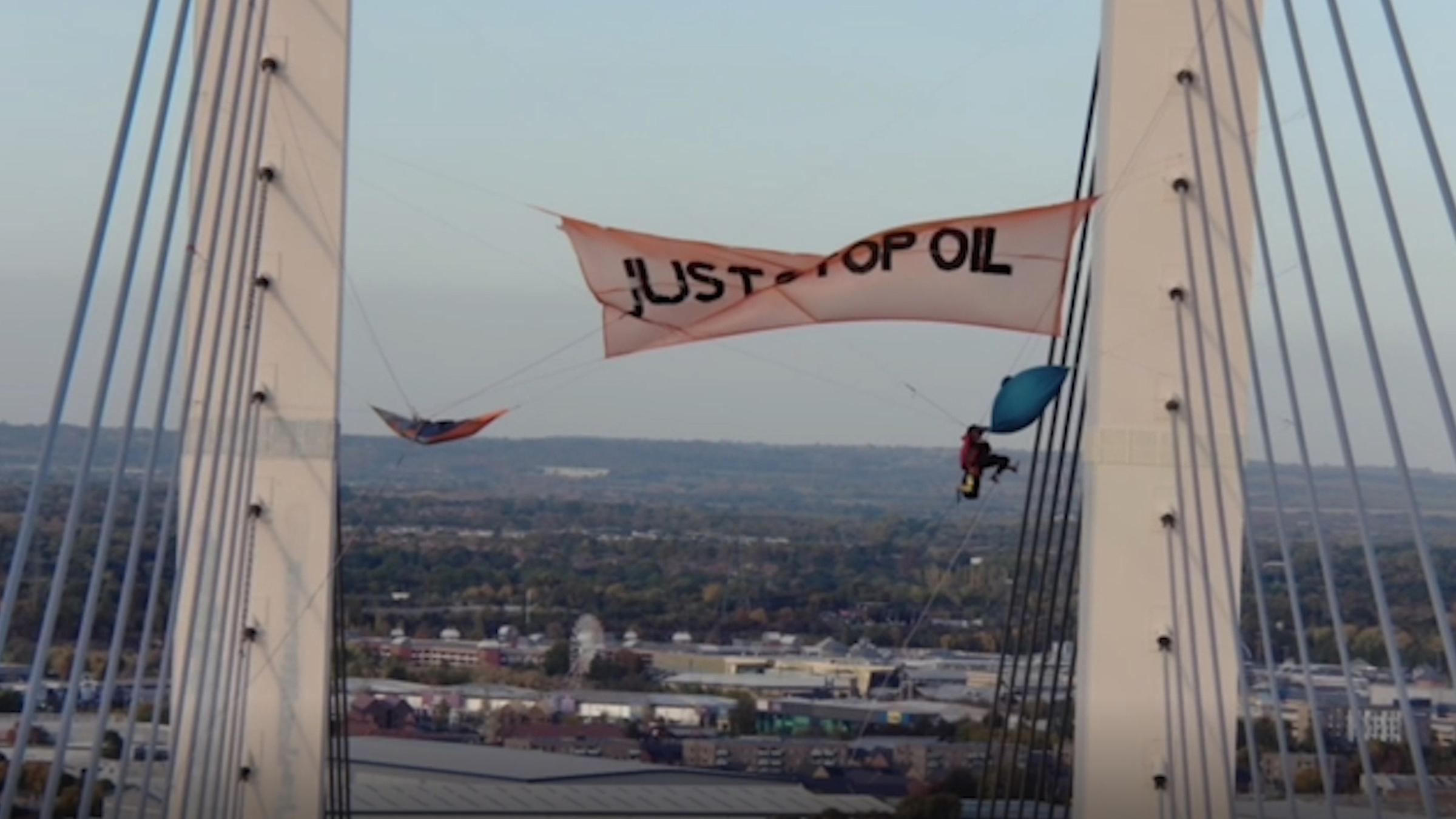Zwei Klimaaktivisten der Organisation Just Stop Oil blockieren eine Themse-Brücke in London