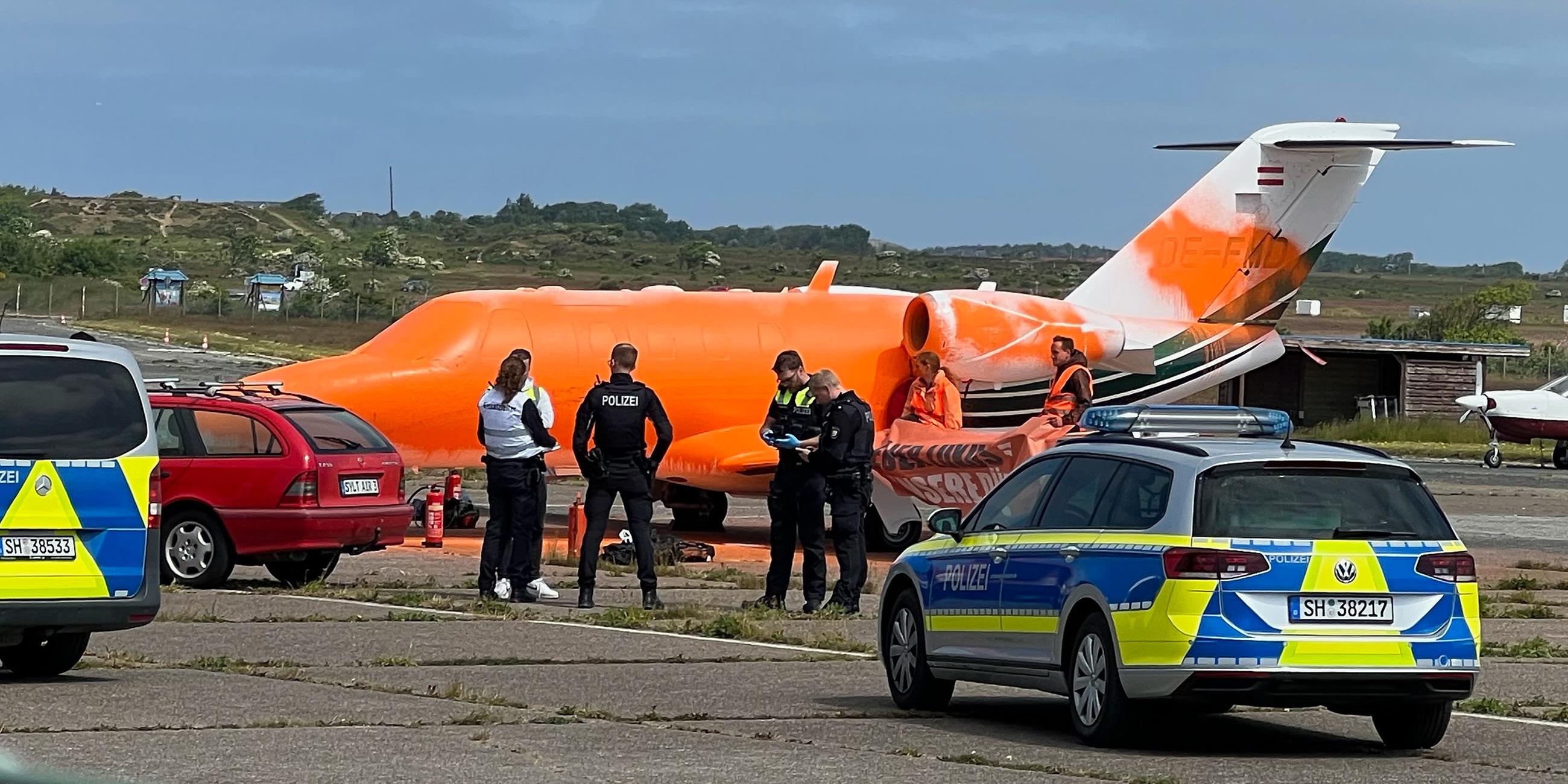 Klimaschutz-Aktivisten besprühen Privatjet auf Sylt mit oranger Farbe