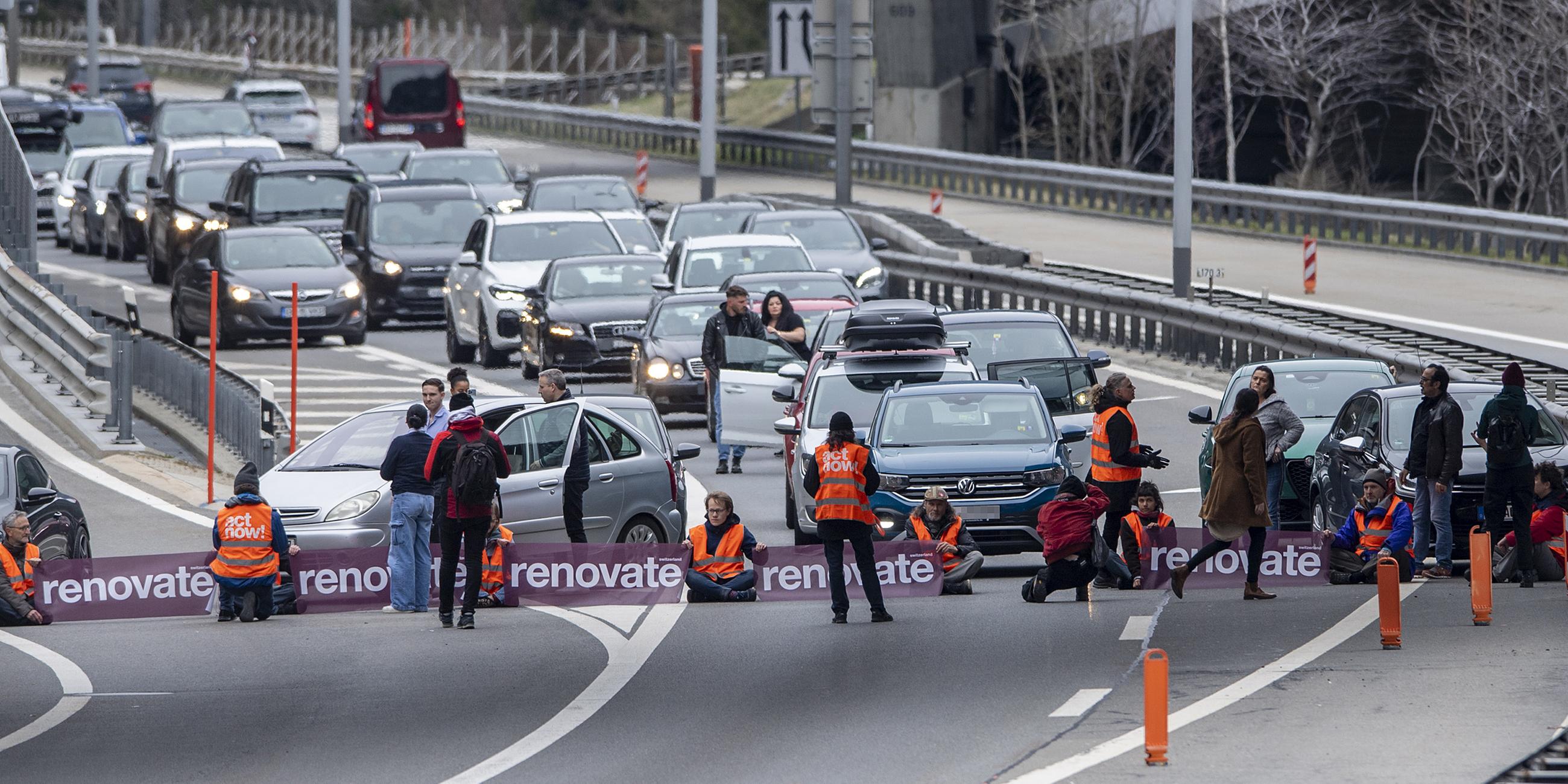 Klimaaktivisten blockieren die Autobahn am Gotthardtunnel