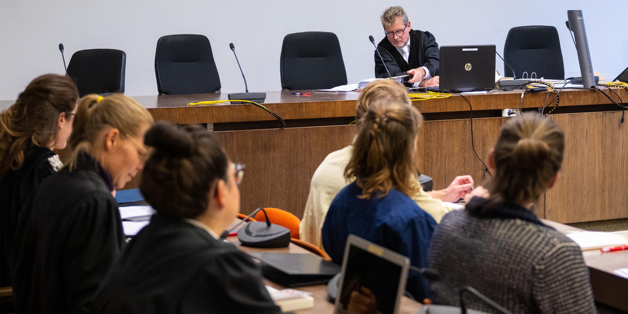  Richter Alexander Fichtl (hinten) eröffnet den Prozess gegen drei Klimaaktivisten (1. Reihe).