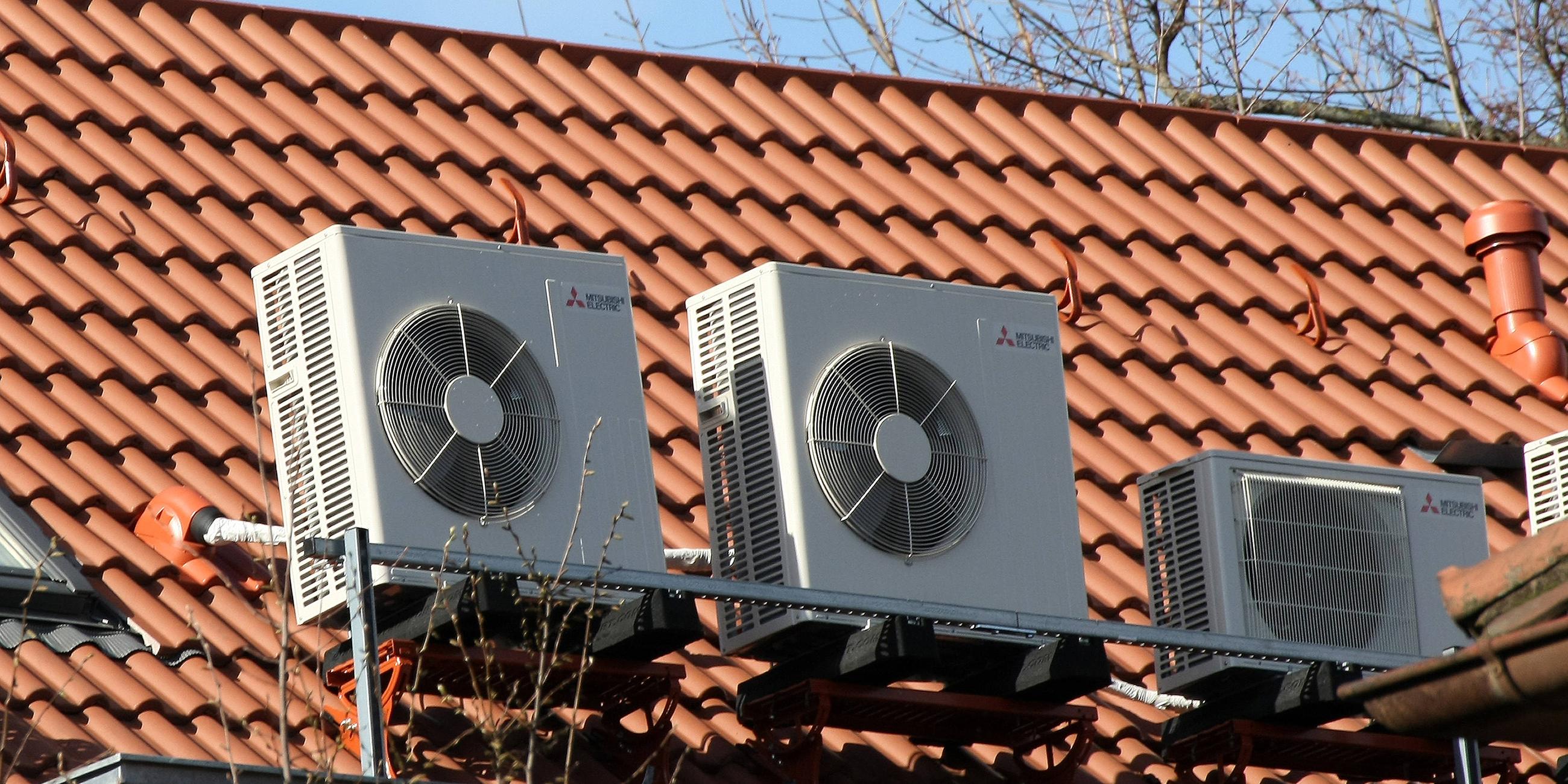 Klimaanlagen auf einem Hausdach