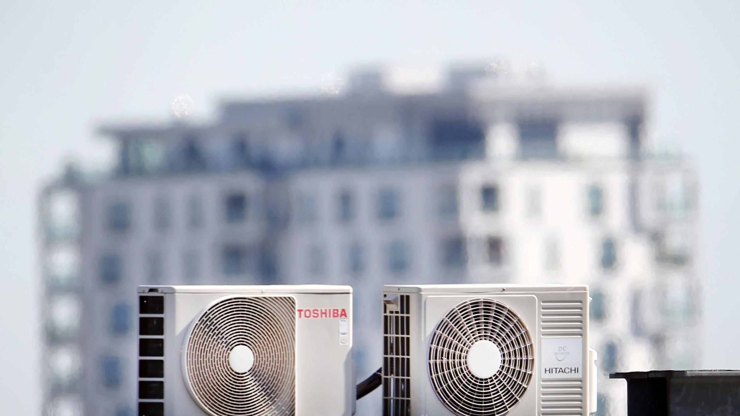 Archiv: Klimageräte auf einem Dach
