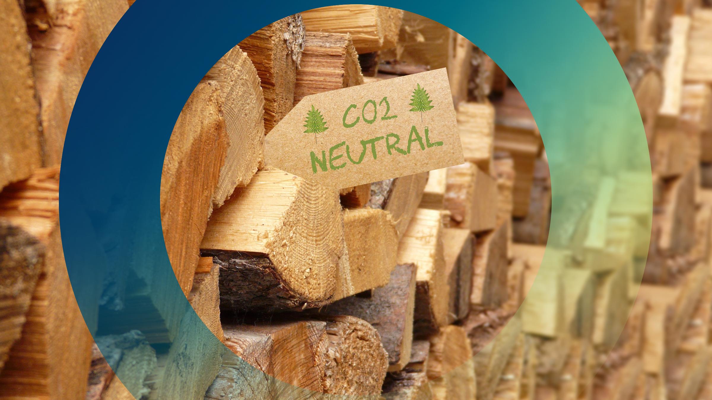 Holzstapel mit Etikett "CO2-neutral"