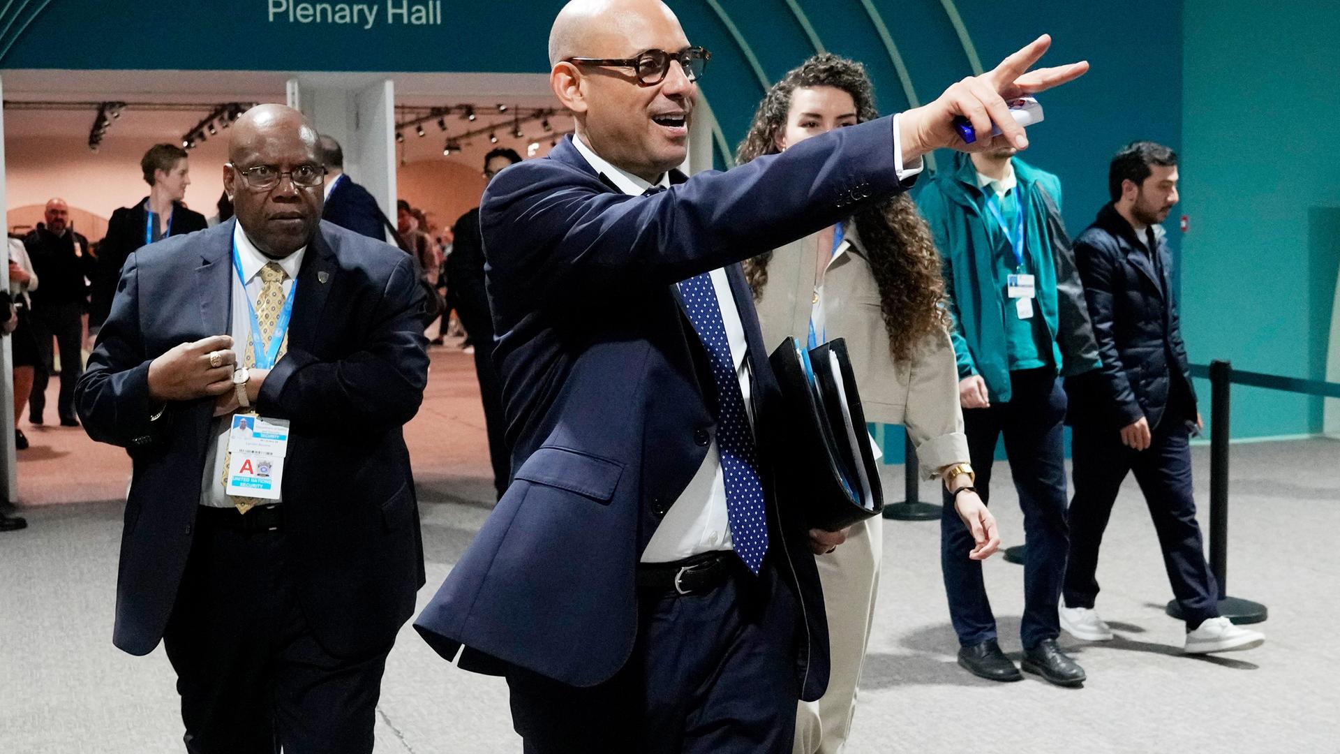 Der UN-Klimachef Simon Stiell verlässt mit Victory-Geste den Plenarsaal der COP29 in Baku.
