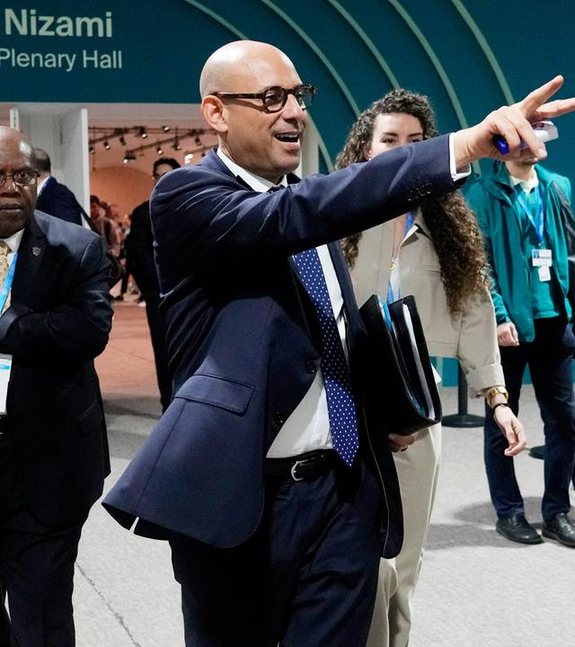 Der UN-Klimachef Simon Stiell verlässt mit Victory-Geste den Plenarsaal der COP29 in Baku.