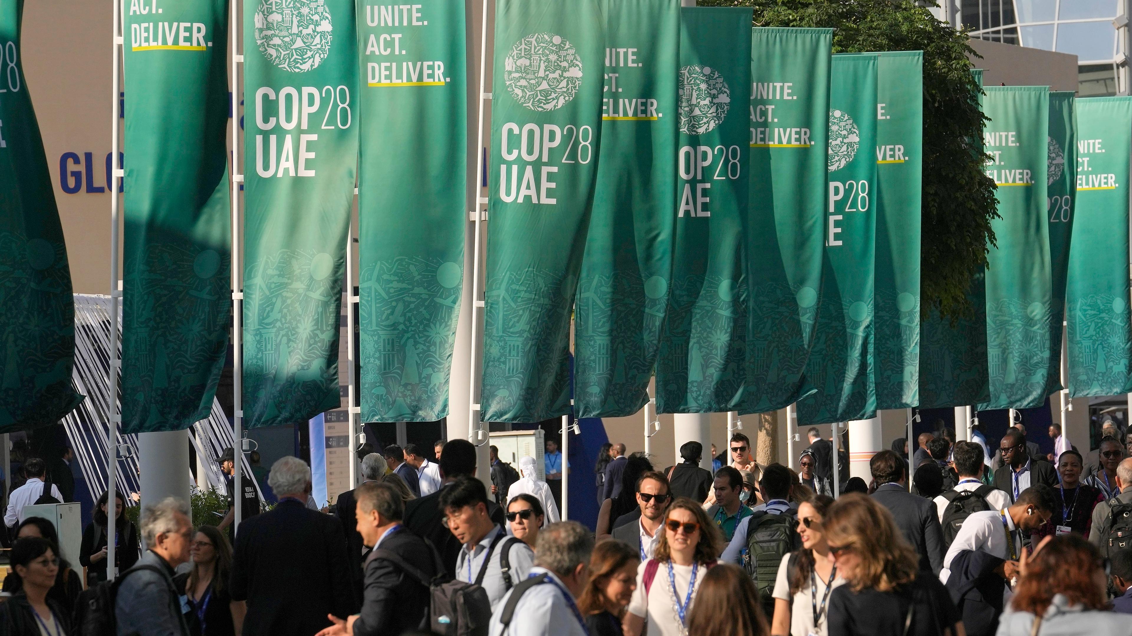 Menschen gehen durch den COP28 UN-Klimagipfel in der Expo City in Dubai, aufgenommen am 05.12.2023