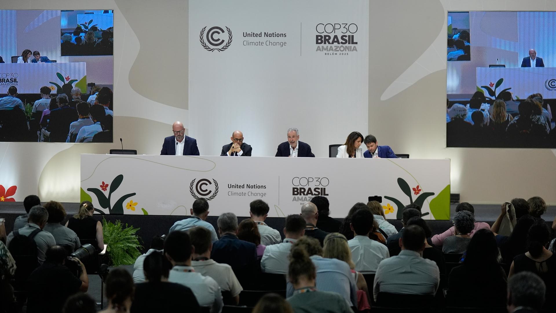 Simon Stiell (2.v.l), UN-Klimachef, hört André Corrêa do Lago (2.v.r), Präsident der COP30, während einer Pressekonferenz auf der Weltklimakonferenz COP30 zu. 