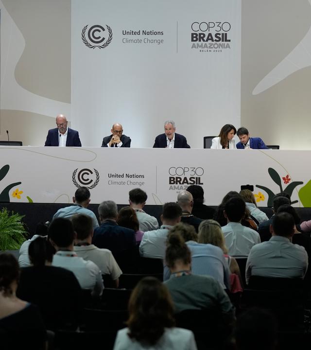Simon Stiell (2.v.l), UN-Klimachef, hört André Corrêa do Lago (2.v.r), Präsident der COP30, während einer Pressekonferenz auf der Weltklimakonferenz COP30 zu. 